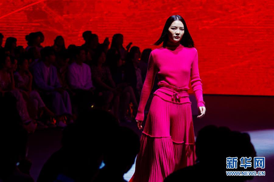 모델이 2019년 베이징 패션위크 런웨이 무대에서 워킹을 선보이고 있다. [9월 3일 촬영/사진 출처: 신화망]
