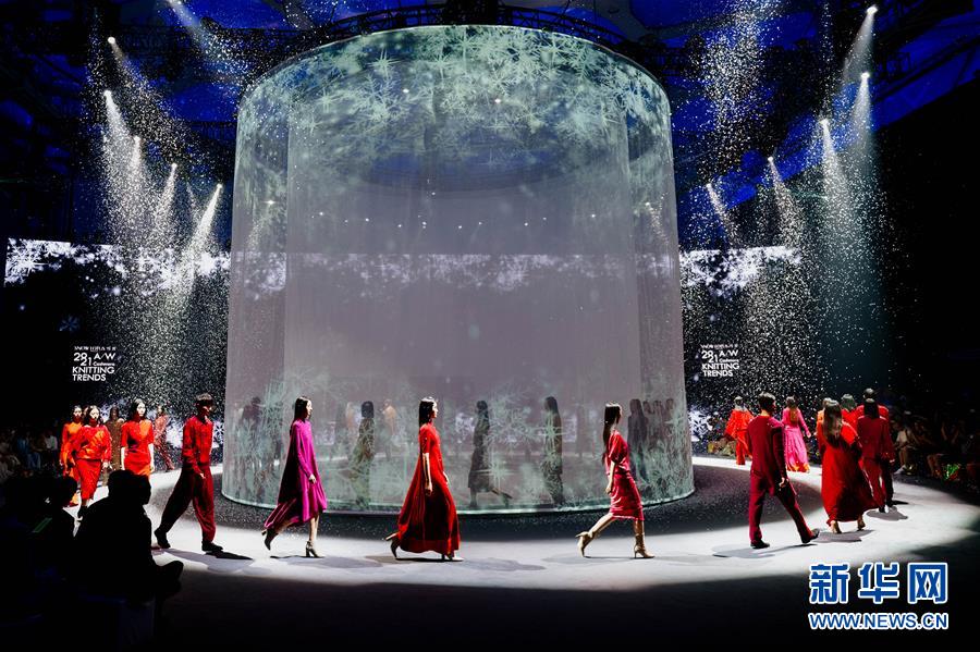 모델이 2019년 베이징 패션위크 런웨이 무대에서 워킹을 선보이고 있다. [9월 3일 촬영/사진 출처: 신화망]