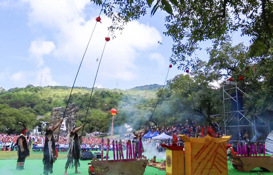 천 년 된 호두나무 아래에서 2019년 윈난(雲南)•다리(大理) 양비(漾濞) 호두 축제 개막식이 열렸다. 