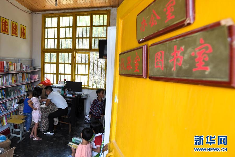 지난 5일 스바둥(十八洞)초등학교 학생들이 ‘다목적용’ 도서실에서 책을 읽으며 공부하고 있다. [사진 출처: 신화망]