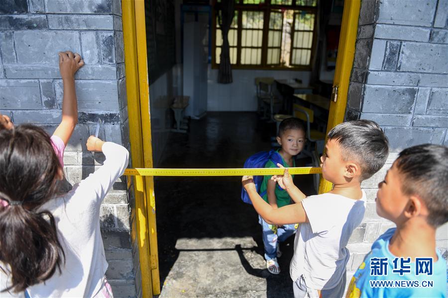 ‘측량’ 수업 시간이 끝나고 스바둥(十八洞)초등학교 학생들은 자로 교실을 재며 수업내용을 복습하고 있다. [9월 4일 촬영/사진 출처: 신화망]