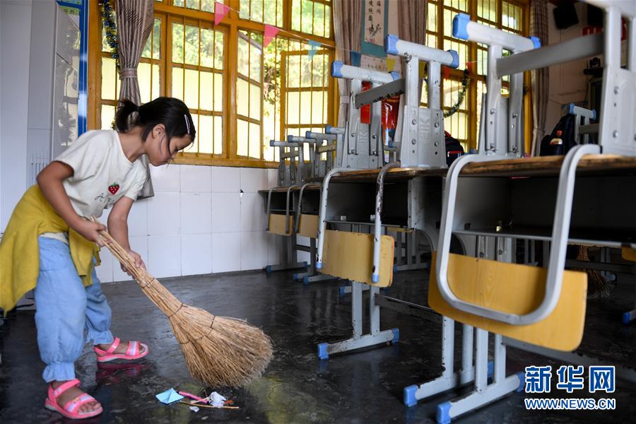 스바둥(十八洞)초등학교 1학년생인 양한쉐(楊韓雪)가 수업이 끝나고 교실 청소를 하고 있다. [9월 4일 촬영/사진 출처: 신화망]