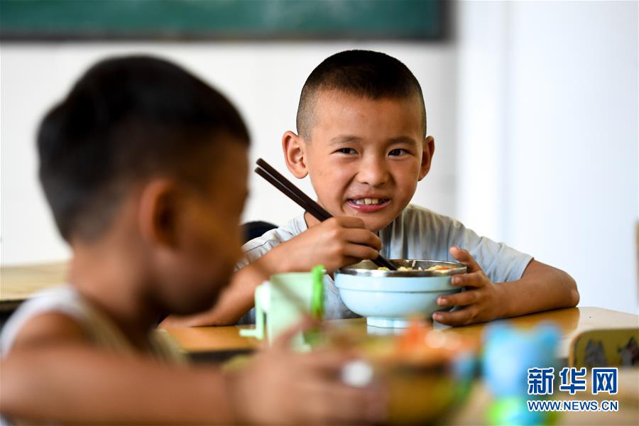 지난 5일 스바둥(十八洞)초등학교 학생들이 교실에서 점심을 먹고 있다. [사진 출처: 신화망]