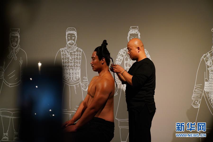 지난 10일 특별전에서 공연가가 ‘병마용(兵馬俑) 머리빗기’ 행위예술을 선보이고 있다. [사진 출처: 신화망]