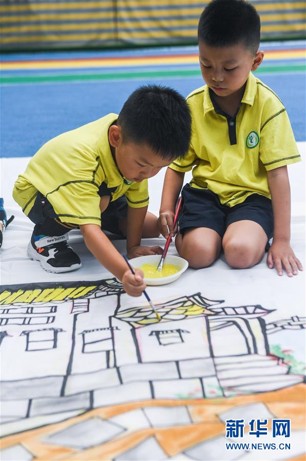 지난 11일 아이들이 ‘손으로 그리는 고향의 새로운 모습’ 행사에 참여하고 있다. [사진 출처: 신화망]