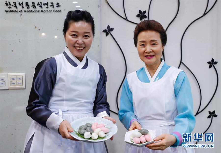 지난 10일 한국 서울에 있는 한국 전통 음식 연구소에서 윤숙자(오른쪽) 소장과 제자들이 직접 만든 송편을 선보이고 있다. [사진 출처: 신화망]
