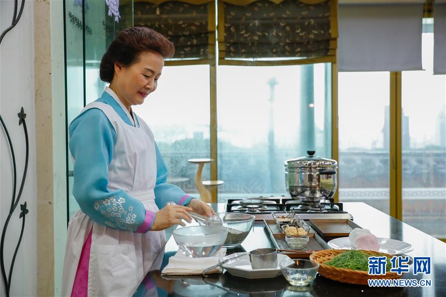 지난 10일 한국 서울의 한국 전통 음식 연구소에서 윤숙자(오른쪽) 소장이 송편을 만들고 있다. [사진 출처: 신화망]