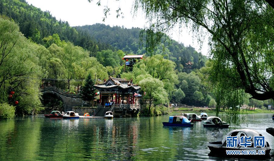 옌안(延安)시 완화산(萬花山)공원, 관광객들이 휴식을 취하고 있다. [2008년 5월 6일 촬영/사진 출처: 신화망]