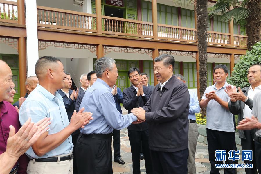 시진핑(習近平)이 신(新)현 어위완(鄂豫皖) 소비에트지구 수부(首府) 박물관에서 홍군의 후손과 열사 가족 대표단을 만났다. [사진 출처: 신화망]