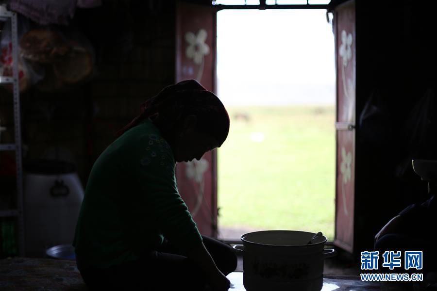 지난 7일 유목민이 나라티(那拉提) 초원의 파오[몽골인이 사는 천막으로 만든 이동 가옥] 안에서 마유를 뜨고 있다. [사진 출처: 신화망]