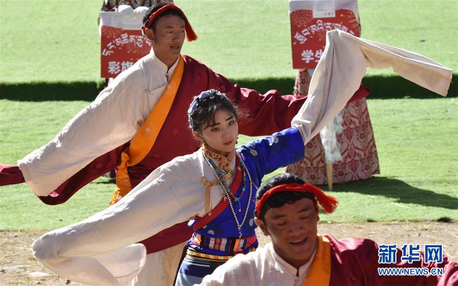 현지 장족(藏族) 공연가들이 열여과장(熱如鍋莊) 공연을 펼치고 있다. [8월 25일 촬영/사진 출처: 신화망]