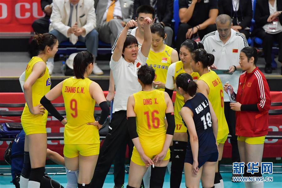 랑핑(郞平) 중국팀 감독(왼쪽 세번째)이 경기 중간에 선수들을 지도하고 있다. [사진 출처: 신화망]