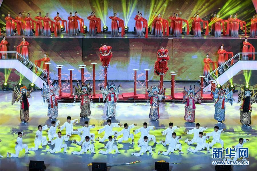 지난 5일 중국 연예인들이 개막식 야회에서 공연을 하고 있다. [사진 출처: 신화망]