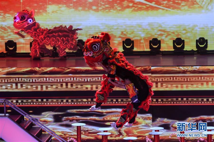 지난 5일 중국 연예인들이 개막식 야회에서 사자춤을 공연하고 있다. [사진 출처: 신화망]