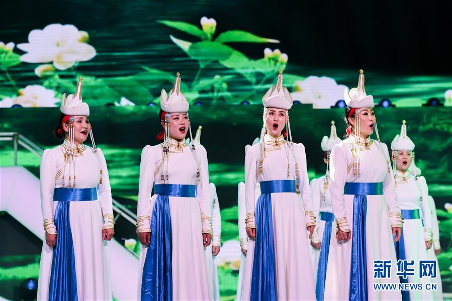 지난 5일 중국 연예인들이 개막식 야회에서 ‘재스민(茉莉花•모리화)’를 부르고 있다. [사진 출처: 신화망]