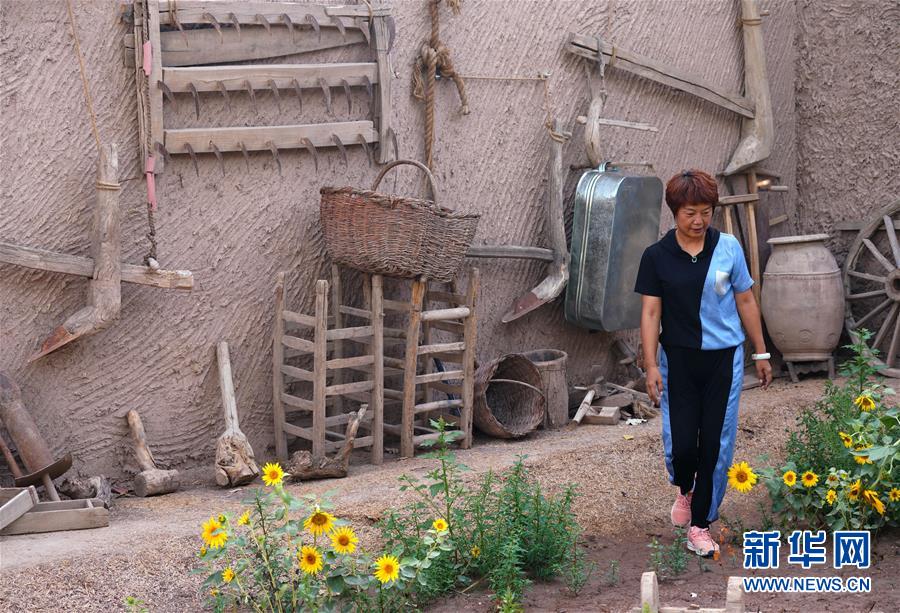 지난 1일 카스(喀什)시 파하타이커리(帕哈太克里)향 수향(水鄉) 민박 주인이 화원을 거닐고 있다. 관계자에 따르면 이곳에 고용된 현지민 두 명은 민박 사업을 통해 빈곤에서 벗어날 수 있었다고 한다. [사진 출처: 신화망]