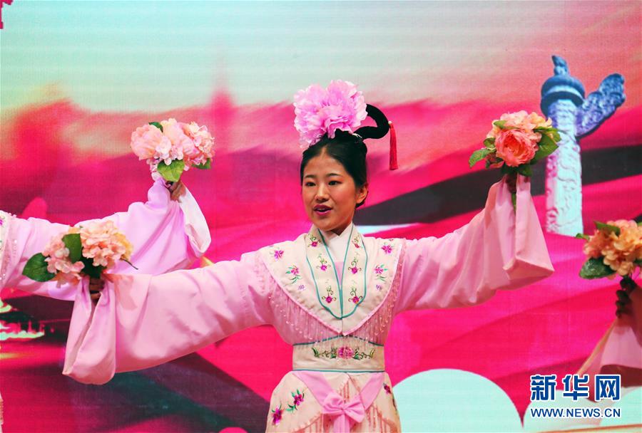 홍콩 중문대학 전통 희극반 학생들의 공연 모습 [9월 16일 촬영/사진 출처: 신화망]