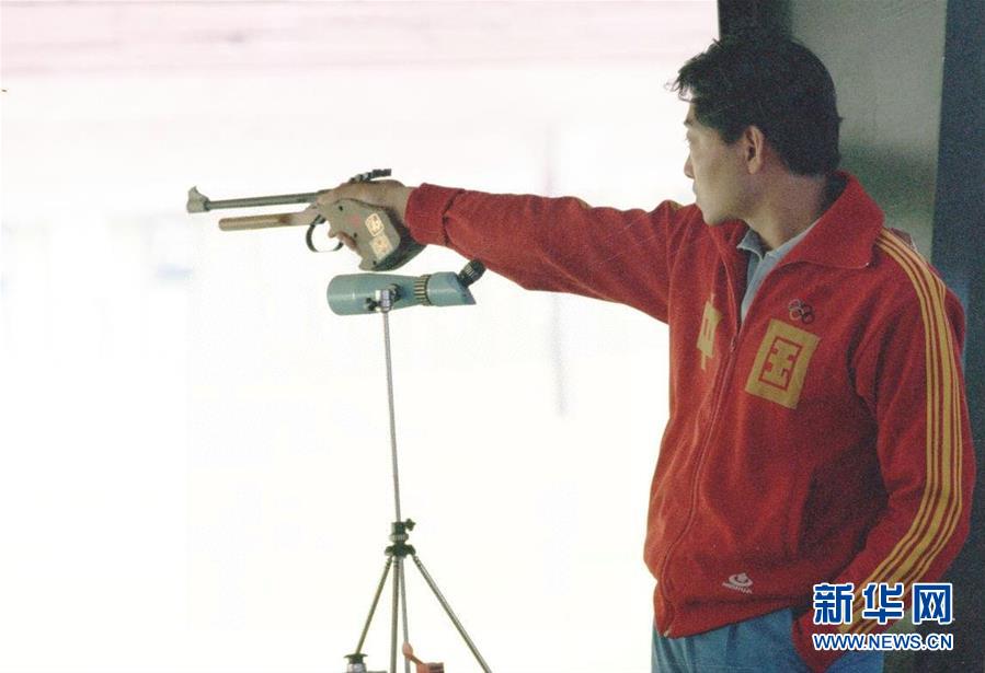 1984년 7월 29일 쉬하이펑(許海峰)이 제23회 로스앤젤레스 올림픽 남자 사격 종목에 출전해 우승을 차지하면서 중국 올림픽사에 첫 금메달을 안겼다. [사진 출처: 신화망]