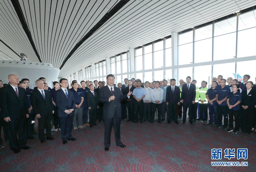 시진핑(習近平) 주석이 공항 건설 및 운영에 참여한 업무자 대표들과 이야기를 나누고 있다. [사진 출처: 신화망]