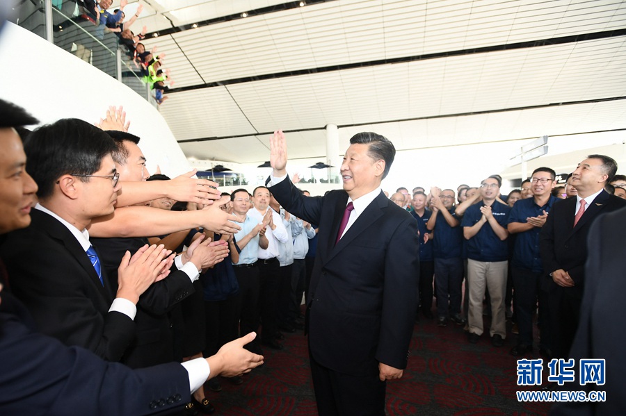 시진핑(習近平) 주석이 공항 건설 및 운영에 참여한 업무자 대표들에게 손을 흔들고 있다. [사진 출처: 신화망]