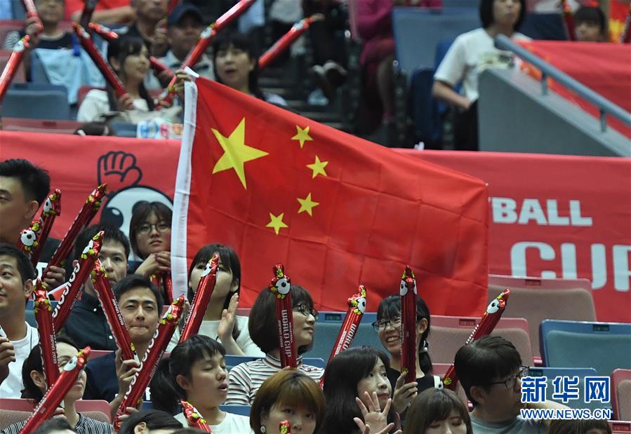 지난 28일 배구 팬들이 시합 도중 국기를 흔들고 있다. [사진 출처: 신화망]