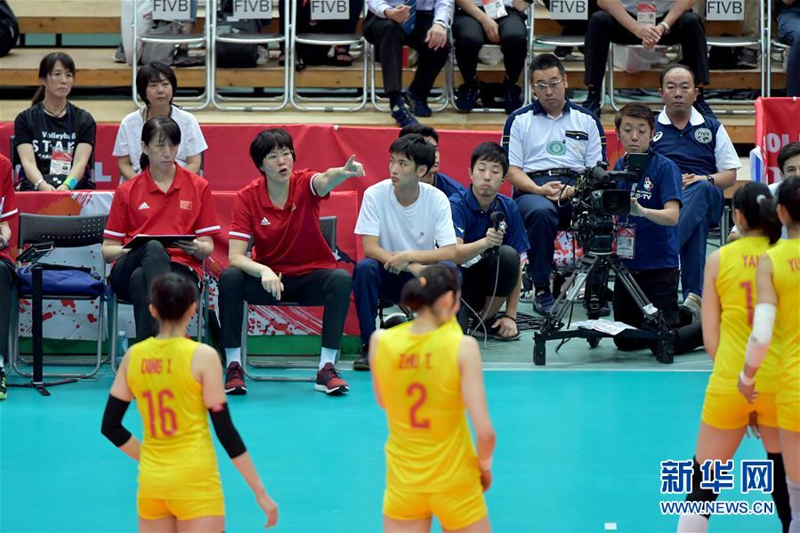지난 28일 중국팀 랑핑(郞平) 감독(가운데 왼쪽 두번째)이 선수들을 지도하고 있다. [사진 출처: 신화망]