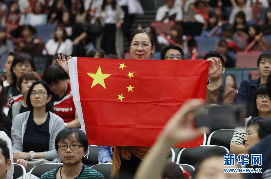 지난 28일 중국팀 팬이 국기를 들어 시합 승리를 축하하고 있다. [사진 출처: 신화망]