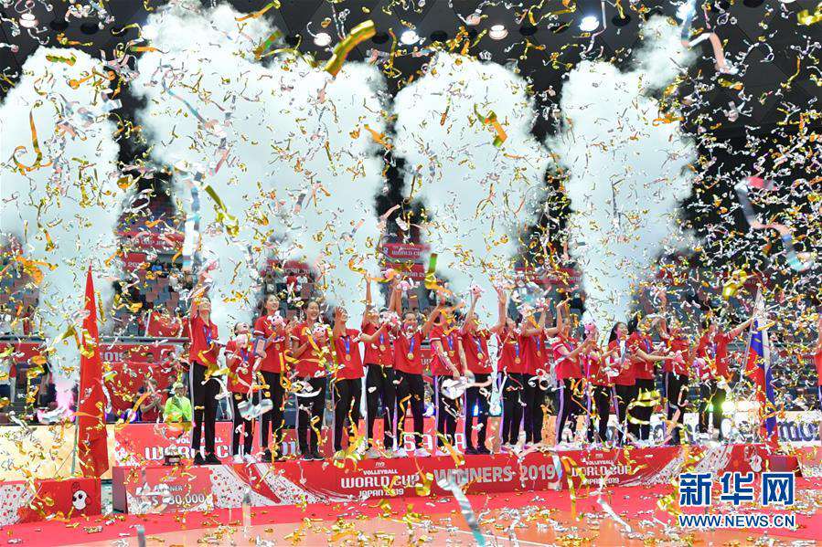 지난 29일 중국팀이 시상식에서 우승을 축하하고 있다. [사진 출처: 신화망]