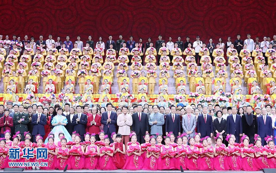 공연이 끝난 후 시진핑(習近平) 주석과 일행은 무대에 올라 배우들과 기념촬영을 했다. [사진 출처: 신화망]