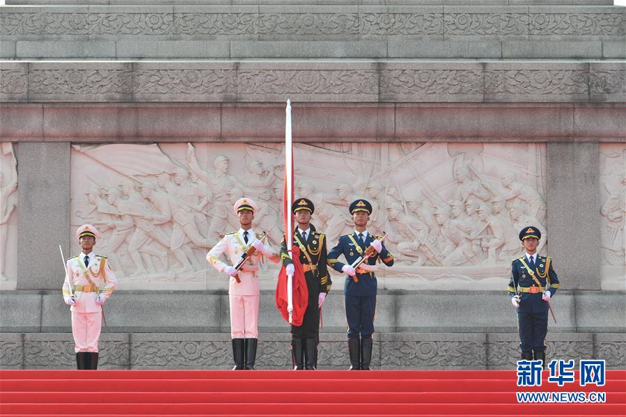 국기호위대가 인민영웅기념비에서 국기게양대로 가고 있다. (사진 출처: 신화사)