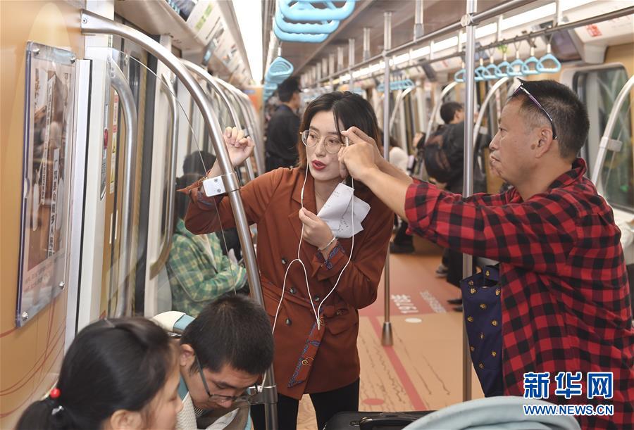 ‘이동 박물관’ 열차에서 생중계 방송을 진행하는 기자의 모습 [9월 18일 촬영/사진 출처: 신화망]