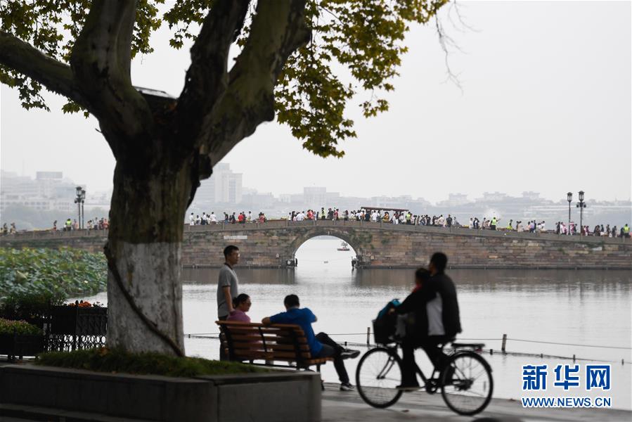 10월 7일 여행객이 항저우(杭州) 시후(西湖)호 관광지에서 휴식을 취하며 유람을 즐기고 있다. [사진 출처: 신화망]