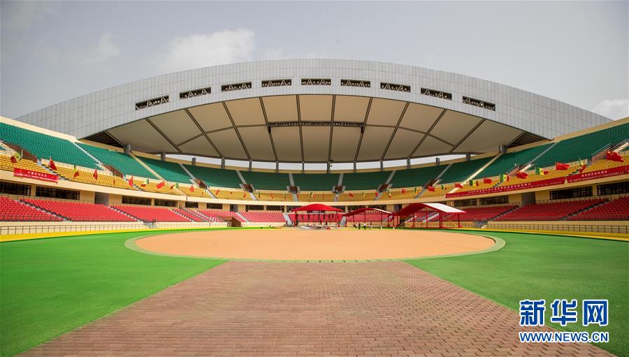 2018년 7월 18일 촬영한 세네갈 수도 다카르에서 촬영한 레슬링 경기장 내부. 2018년 7월 22일 중국은 중국과 세네갈의 친선을 상징하는 세네갈 레슬링 경기장을 인도했다. 랜드마크격 건물로 꼽히는 레슬링 경기장의 면적은 약 1.8m2이며 2만 명의 관중을 동시 수용할 수 있는 아프리카 최초의 현대화 레슬링 경기장이다. [사진 출처: 신화망]