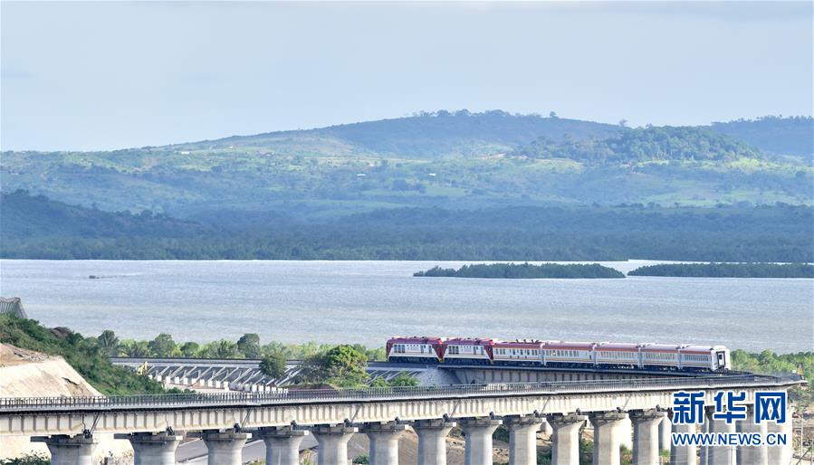 2017년 5월 29일 케냐 몸바사-나이로비 철도 테스트 열차가 몸바사 대교를 달리고 있다. 중국이 건설한 몸바사-나이로비 표준궤간 철도의 총연장은 480km이며, 2017년 5월 개통됐다. [사진 출처: 신화망]