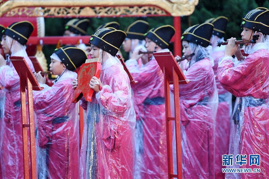 9월 28일 타이베이(臺北) 공묘 제례에서 학생들이 아악을 연주하고 있다. [사진 출처: 신화망]