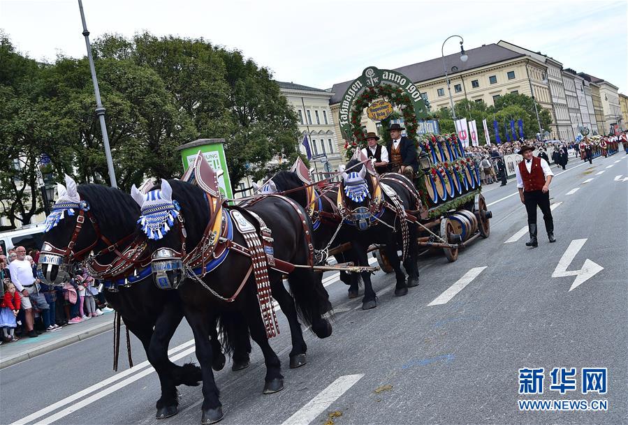 9월 22일 독일 뮌헨에서 사람들이 마차를 타고 퍼레이드에 참가했다. [사진 출처: 신화망]