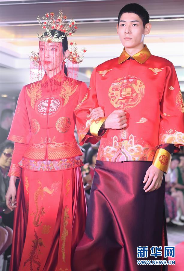 9월 23일 모델들이 송금(宋錦)으로 제작한 옷을 선보이고 있다. [사진 출처: 신화망]