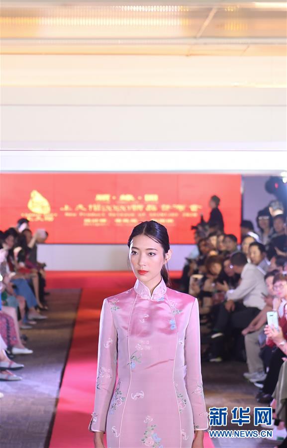 9월 23일 모델이 송금(宋錦)으로 제작한 옷을 선보이고 있다. [사진 출처: 신화망]