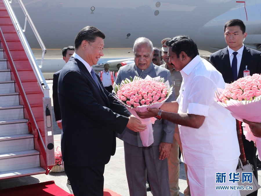트랩을 내려온 시진핑(習近平) 주석이 인도 타밀나두주 주지사와 수석장관으로부터 꽃다발을 받고 있다. [사진 출처: 신화망]