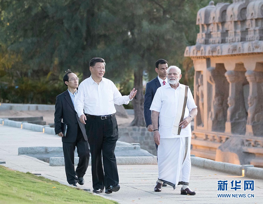 시진핑(習近平) 주석이 모디 총리와 마하발리푸람 사원군을 참관하고 있다. [사진 출처: 신화망]