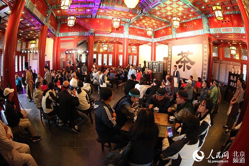 베이징 희곡 ‘차관(茶館)’은 매회 백여 명의 관중과 공연자들이 함께 마주 앉아 ‘집중식’ 체험장을 마련했다. [사진 출처: 인민망]