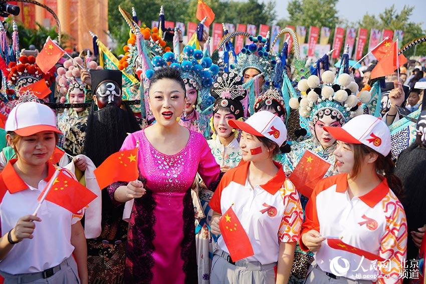 지난 7일 베이징에서 열린 2019 중국 희곡 문화주간이 곧 끝이 알리고 있다. 전국 각지 65개 단체에서 온 2300여 명의 공연자들이 370여 차례 희곡 공연을 선사했다. [사진 출처: 인민망]