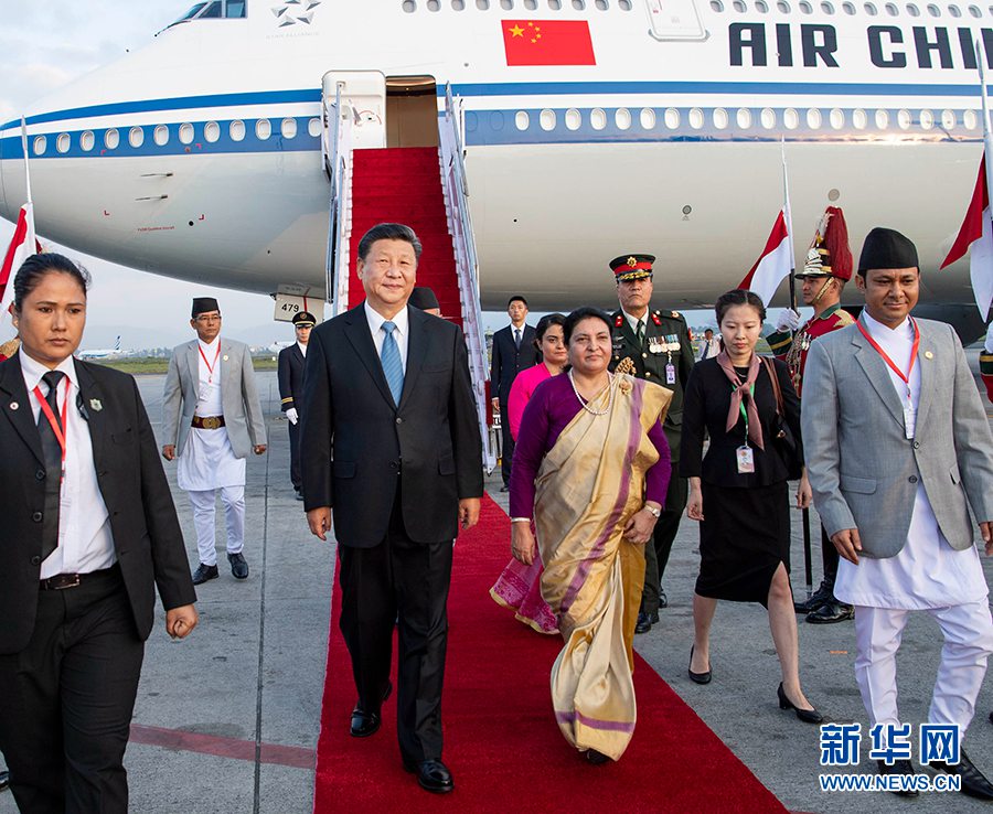 시진핑(習近平) 주석이 비행기에서 나오자 네팔 대통령 딸이 반갑게 맞이했다. [사진 출처: 신화망]