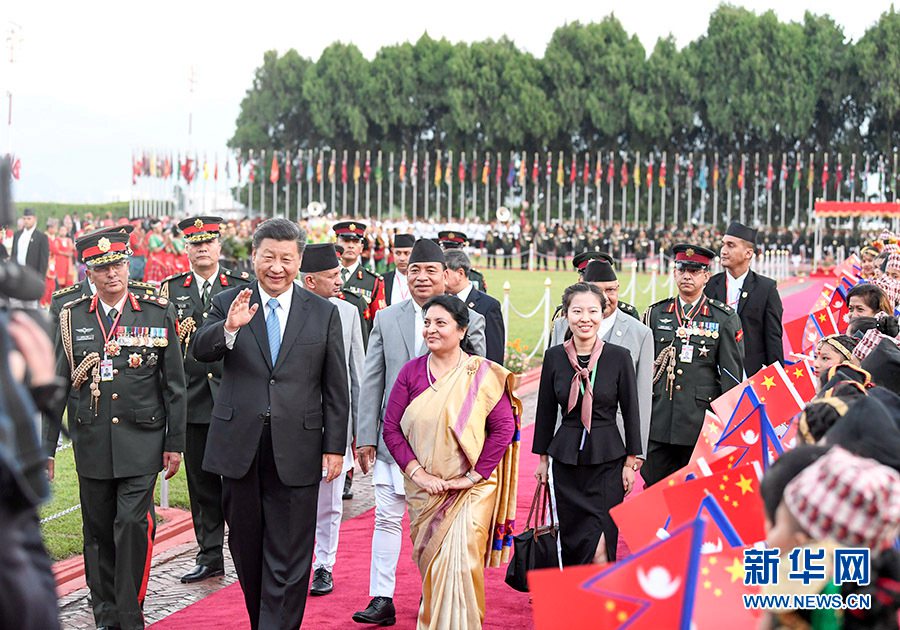 네팔 대통령은 공항에서 시진핑(習近平) 주석을 위한 네팔 전통 환영식을 개최했다. [사진 출처: 신화망]