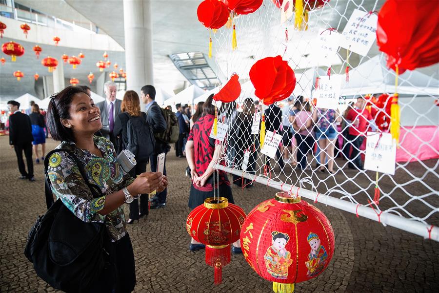 브라질 리오데자네이로, 한 여성이 ‘중국의 날’ 행사에서 기념사진을 찍고 있다. [2017년 9월 29일 촬영/사진 출처: 신화망]