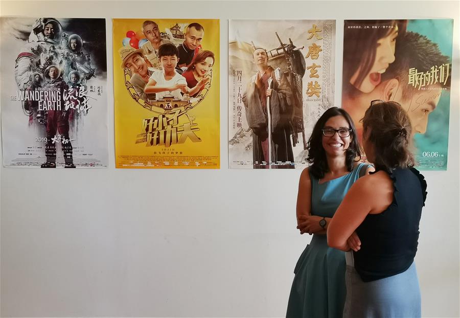 포르트갈 리스본 문화센터에 걸린 영화 포스터를 보는 관람객들 [8월 22일 모바일폰 촬영/사진 출처: 신화망]
