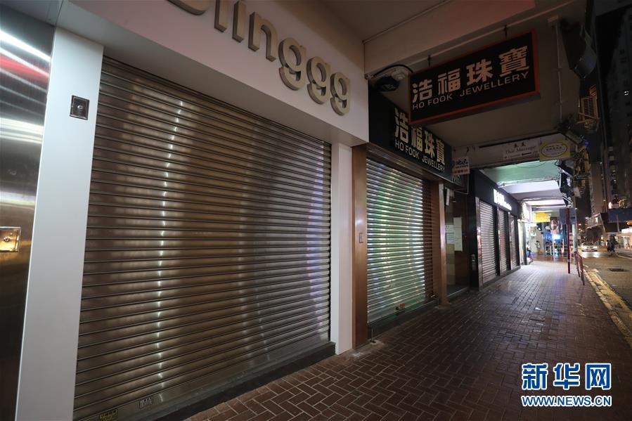 10월 13일 폭력 사태의 영향으로 홍콩 퉁뤄완(銅鑼灣, 코즈웨이 베이) 지역의 상점이 일찌감치 문을 닫았다. [사진 출처: 신화망]