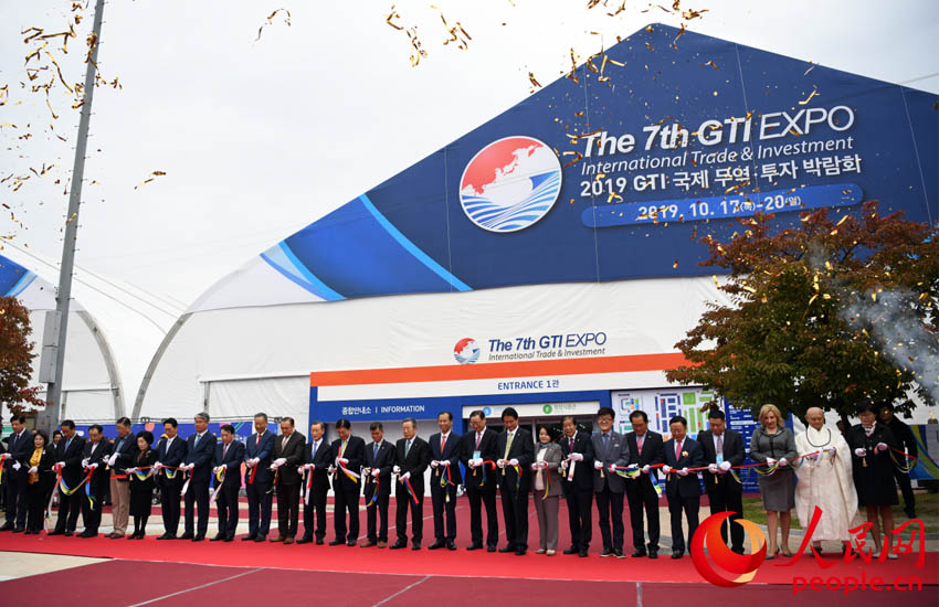 GTI 국제무역•투자박람회 개관 테이프 커팅식이 10월 17일 열렸다.