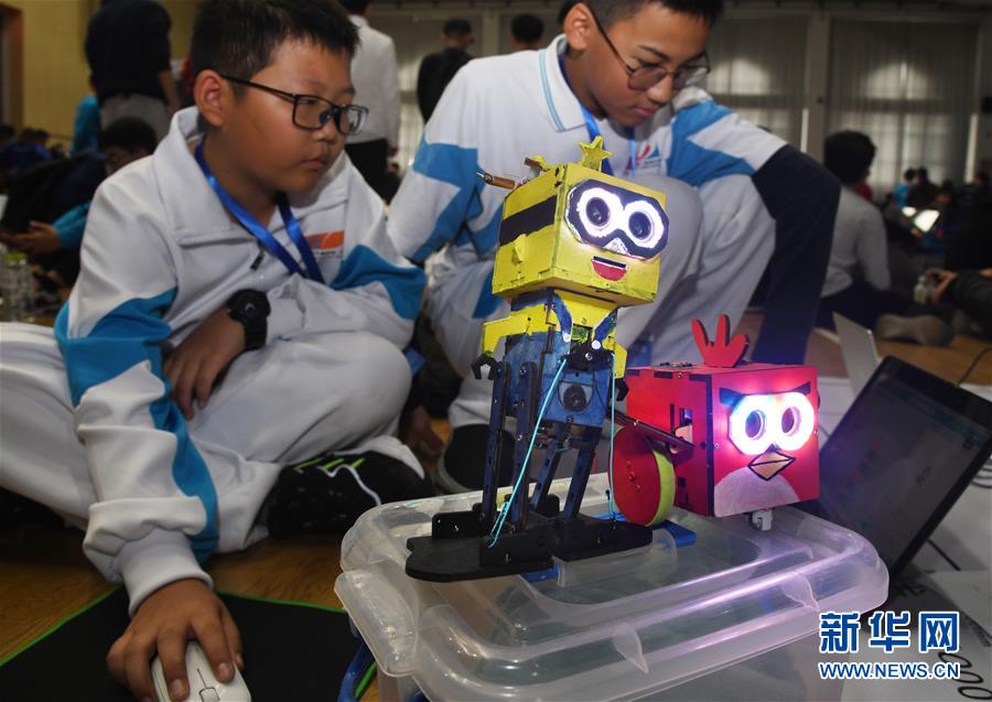 시안(西安)에서 온 초등학생이 시합 중 자신의 설계한 로봇을 체크하고 있다. [10월 12일 촬영/사진 출처: 신화망]