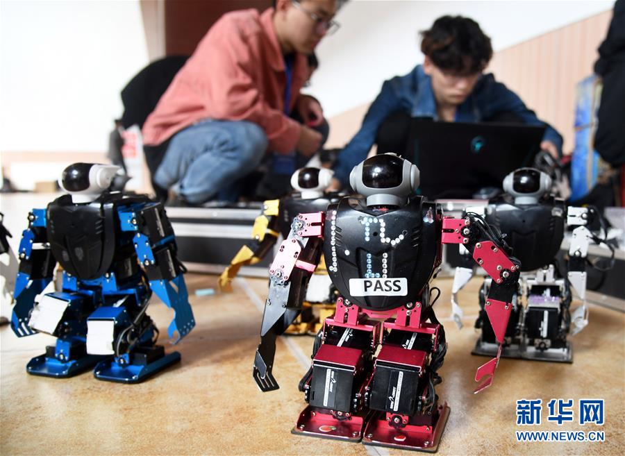 선수들이 시합 전에 로봇을 체크하고 있다. [10월 12일 촬영/사진 출처: 신화망]
